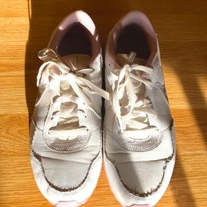 Nike girlie tennis shoes white and pink